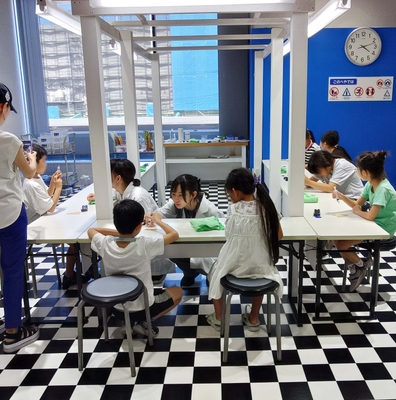 Photo.12 昨年開催した「体験コーナー(塩の結晶づくり)」のようす