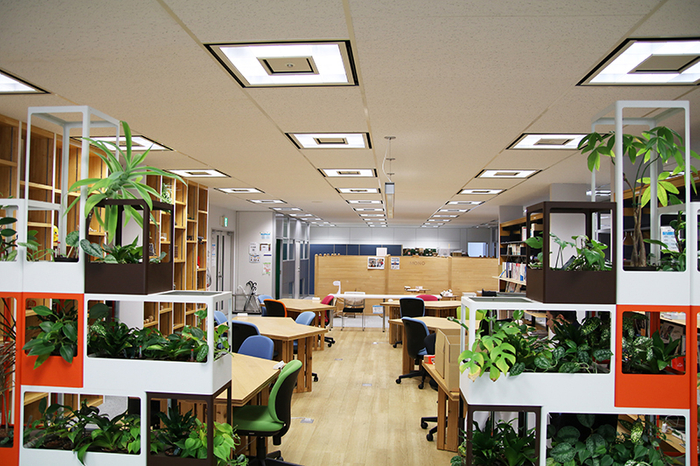 クリエイティブスペース。手前左右のグリーンは大和リース株式会社がMONOの工作室で製作、商品化された室内緑化システム「iG」