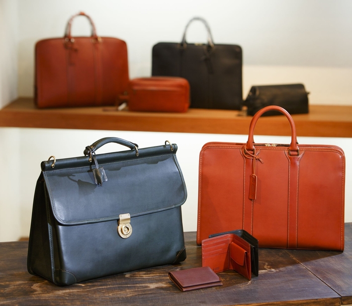 ボルサシリーズ(左から鞄No.201128 No.201122 名刺入れNo.370413 二つ折り財布No.370415)