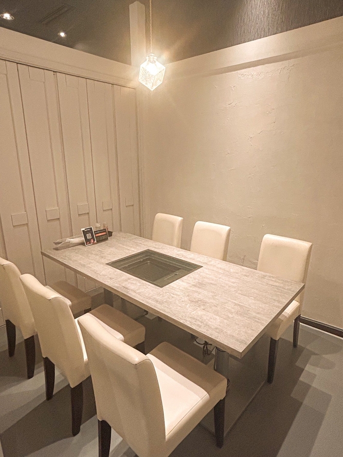 完全個室の落ち着いた食事空間