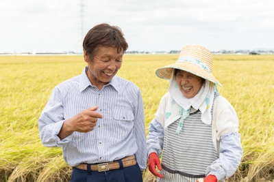秋の田んぼと木村さんご夫婦