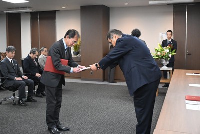 小原理事長から表彰状と記念品を授与される上山智教授
