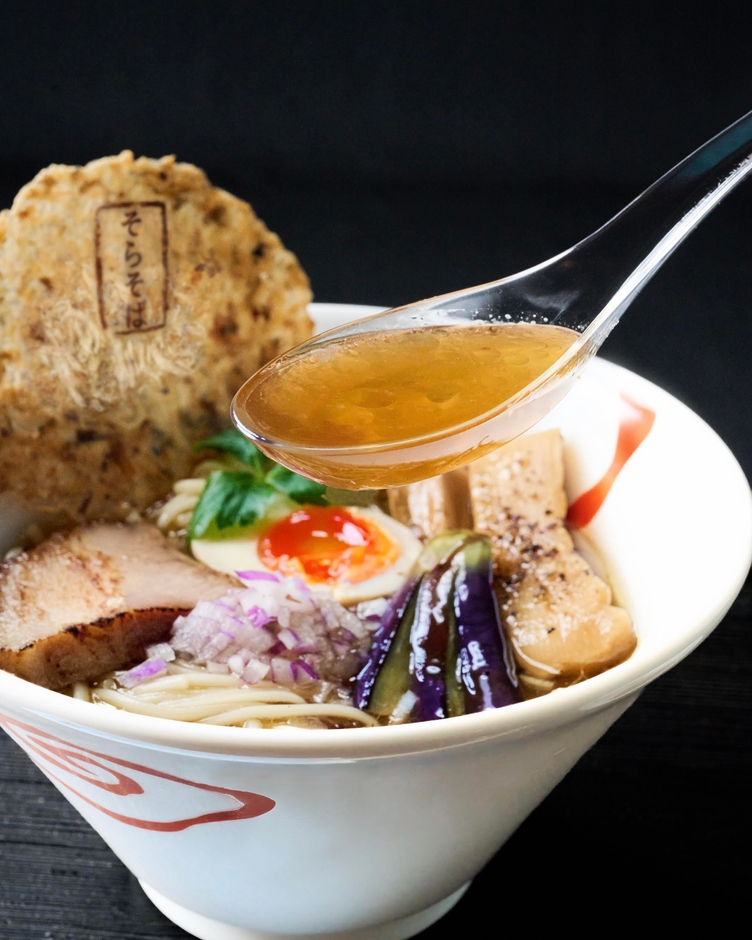 澄み切った透明スープは無化調、無添加!