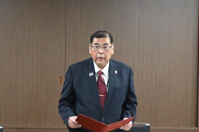 祝辞を述べる小原理事長