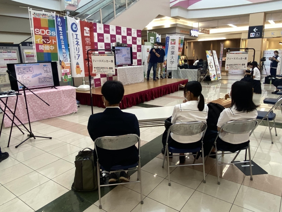 大学生のプレゼンを企業・高校生がフィードバック