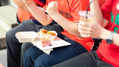 膝上テーブル「Kneeble(ニーブル)」Makuakeで2/9先行販売開始 スポーツ観戦時にドリンクやフードの置き場がない問題を解決！ 折り畳み式で持ち歩き可能。観戦を全力で楽しもう！