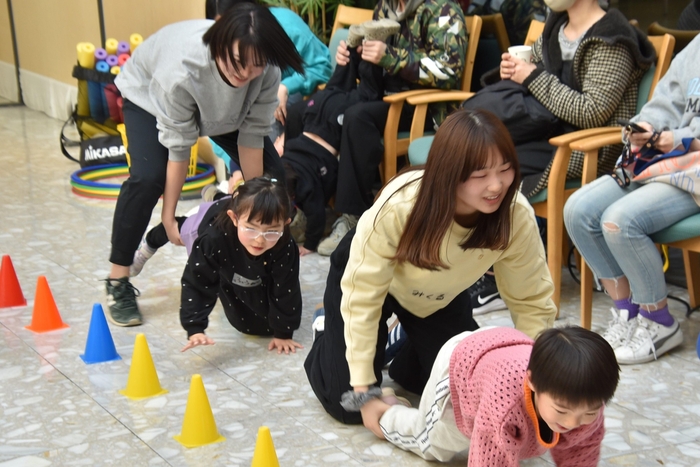 子どもたちと運動する学生たち