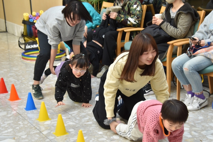 子どもたちと運動する学生たち