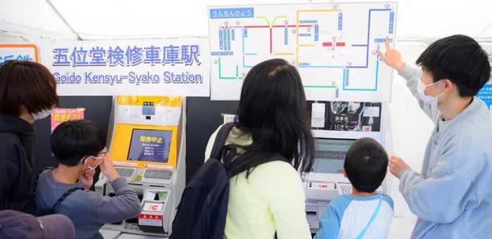 令和5年(2023年)4月に行われた「きんてつ鉄道まつり」近畿大学生設置ブースでの様子