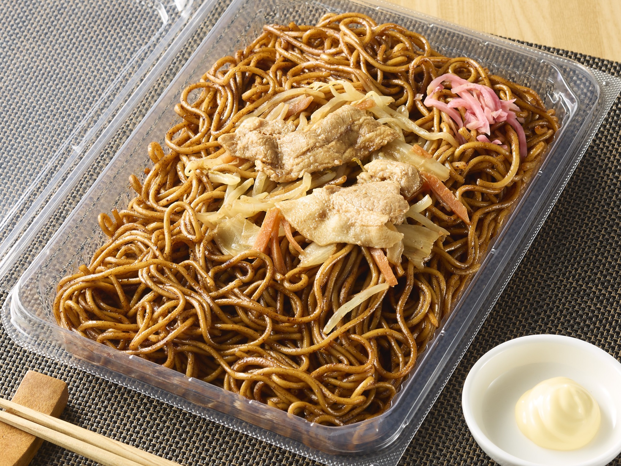 期間限定‼　お値段そのまま‼
「大盛　ソース焼そば（マヨネーズ付）」　麺２０％増量（当社従来品比）
「ツナたまごサンド」　ツナサラダ・たまごサラダ４０％増量（当社従来品比）　