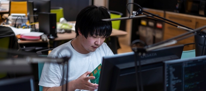 学生がPCを操作する様子(イメージ)