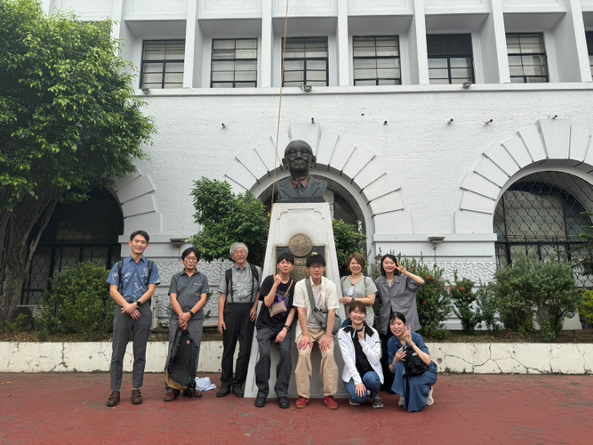 フィリピン初の建築家でありマプア大学創立者のドン・トマス・マプア氏の銅像前で