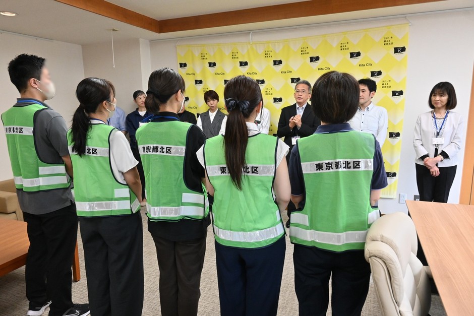 派遣職員を激励する様子