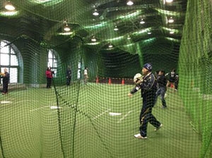 3塁ブルペンでのキャッチボール(イメージ)