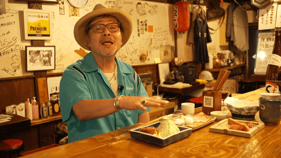 北千住を散策するなぎら健壱さん