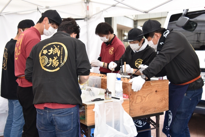 たこやきを作る商工会青年部城端支部の皆さん