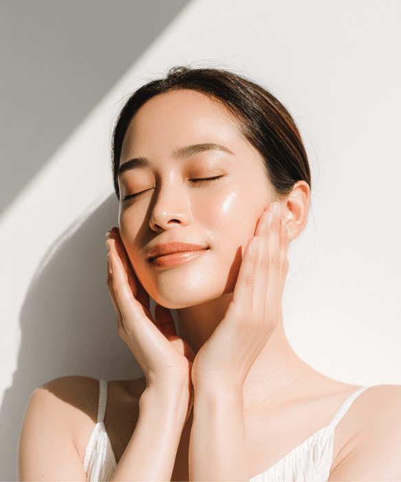 光を浴びて輝く素肌美