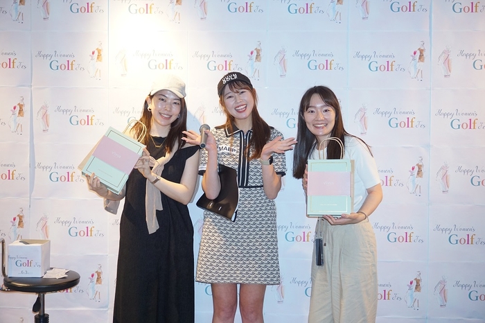 当選されたお客様と、MCのかえでさん(写真中央)