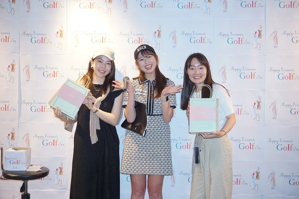 当選されたお客様と、MCのかえでさん(写真中央)