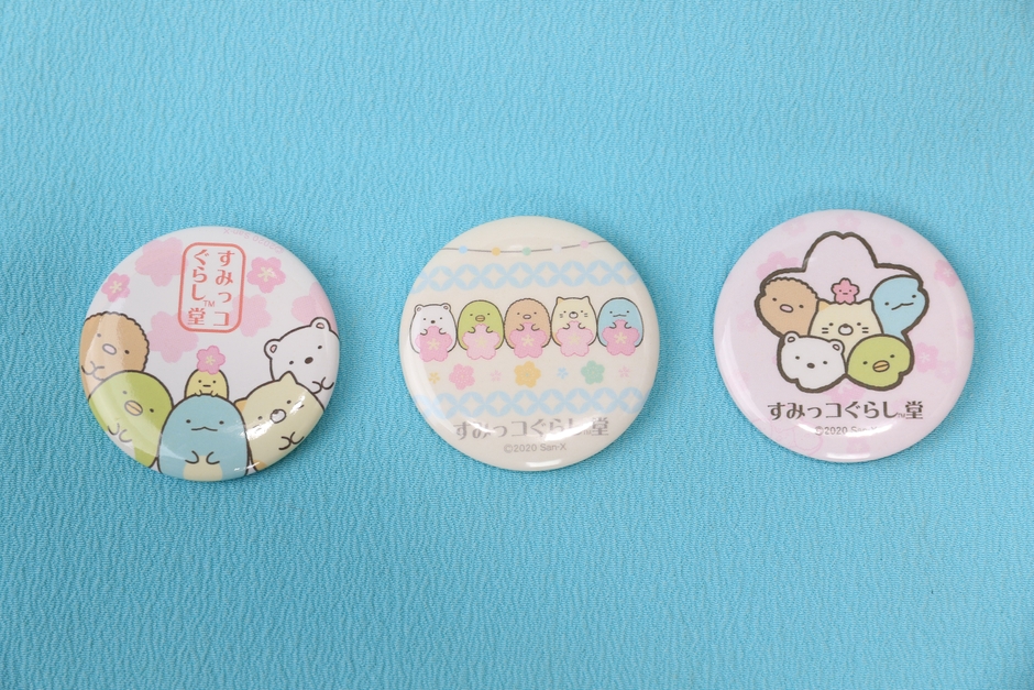 「缶バッジ」各330円(税込み))