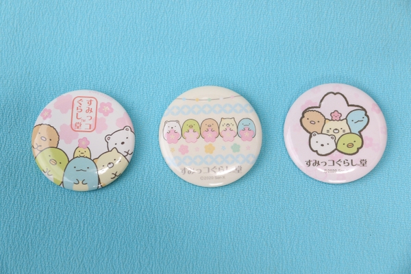 「缶バッジ」各330円(税込み))