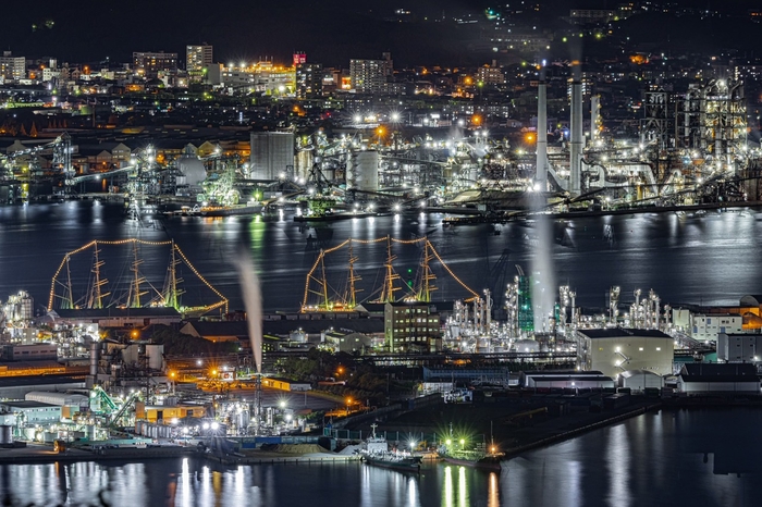 タイトル「帆船と工場夜景のコラボレーション」