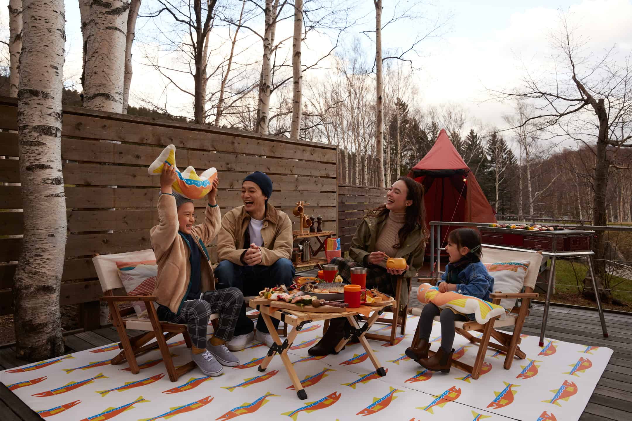 【トマム】ポップな鮭柄アウトドアグッズで楽しむ「鮭(しゃけ)キャンプ」実施~鮭さばき体験で仕込んだキャンプ飯も味わえる、1日1組限定のプログラム|期間:2022年9月4日~10月14日