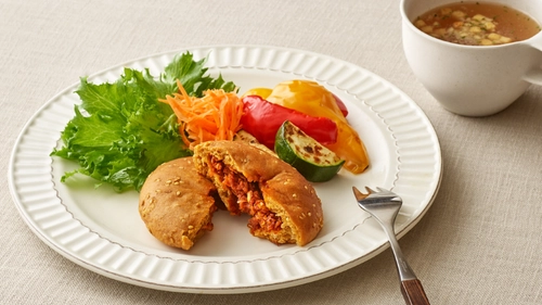 ZENBから待望のカレーパン登場！
1食分の野菜が摂れるグルテンフリーパン