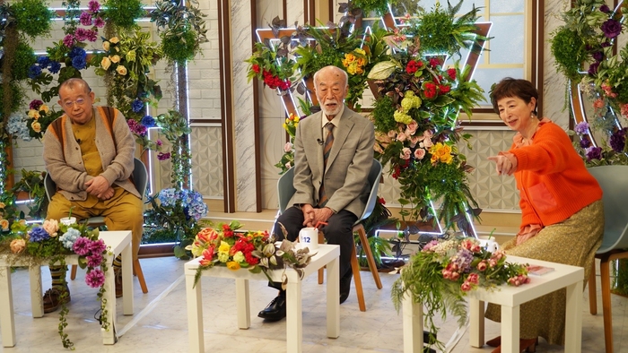 モニターの写真を見るお三方