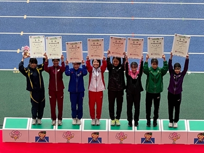表彰式にて 優勝した山本有真選手(1番左)、8位入賞の小林成美選手(1番右)