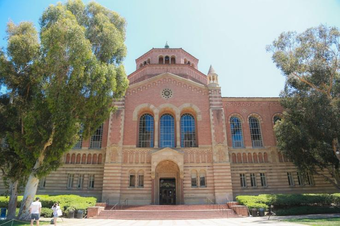 アメリカの名門大学UCLAの図書館