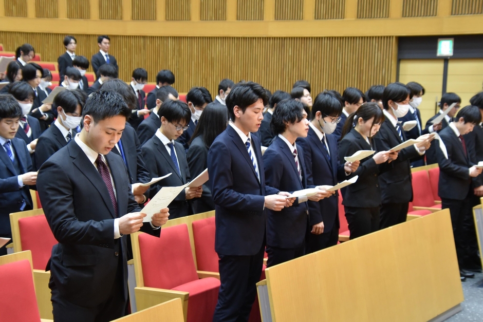 学歌を斉唱する学生たち