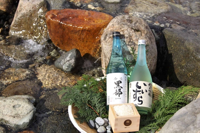 市野屋「金蘭黒部 氷筍水仕込み」(左)と北安醸造「いいずら」(右)