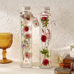日比谷花壇のハーバリウム「Healing　Bottle」 昨年2月の発売以来約54,000本を販売 母の日ギフトとしても人気 全国の日比谷花壇の店舗で販売中