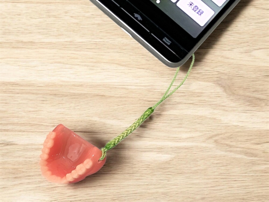 ストラップ付きでスマートフォンにも装着OK