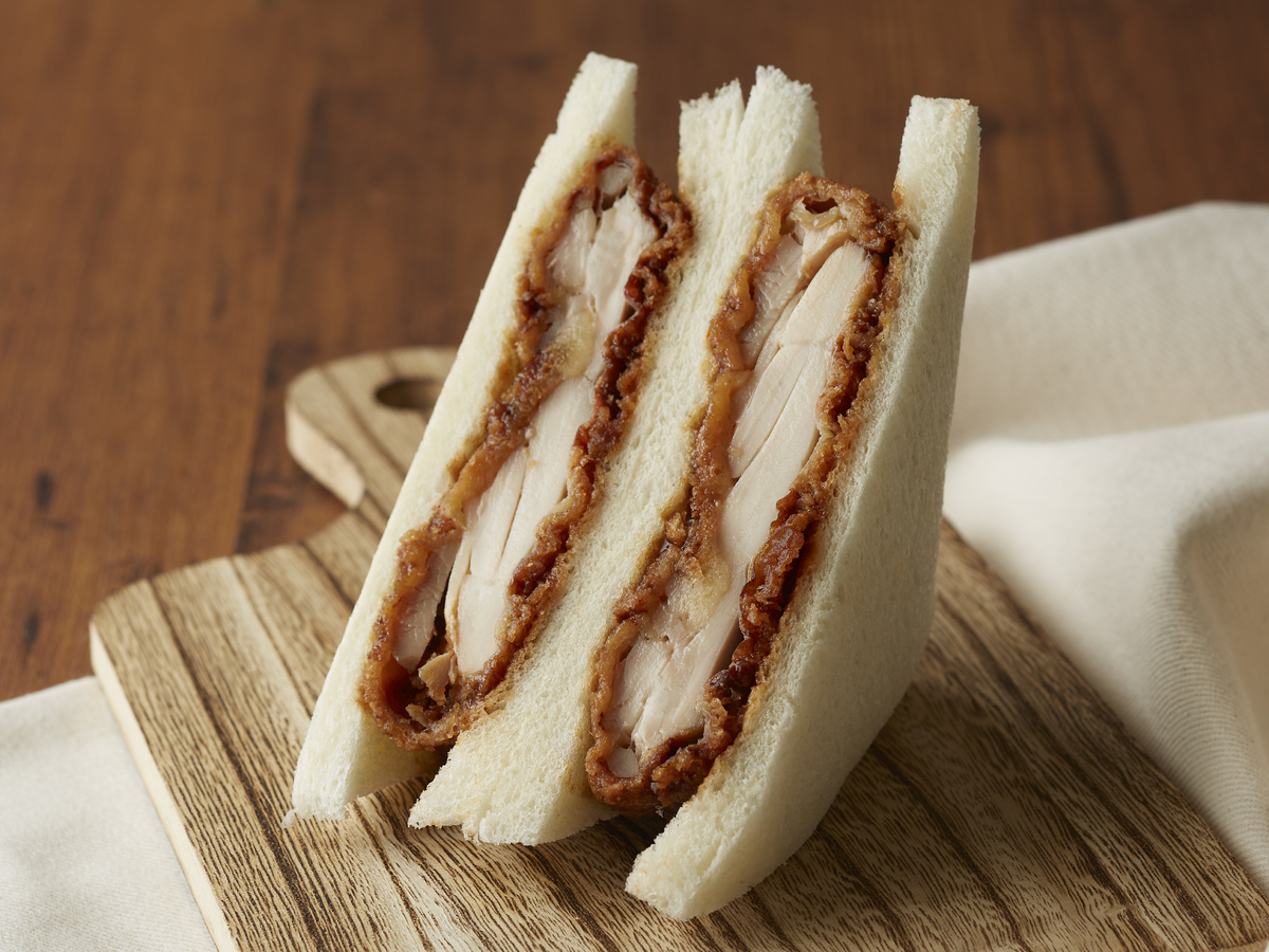 肉を味わうジューシーなチキンカツをはさみました。 チキンカツサンド １月１６日（火）新発売‼