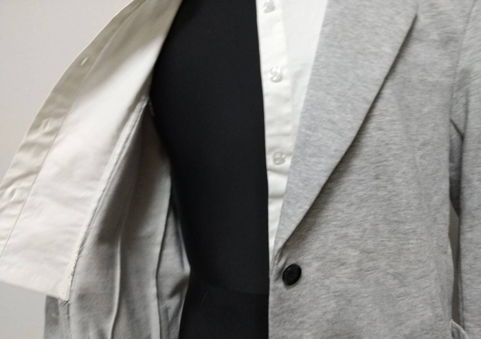 シャツはフロントの見える部分だけ