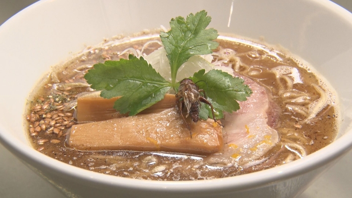 コオロギで出汁をとったコオロギラーメン