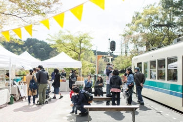 叡山電車 八瀬比叡山口駅で屋外マルシェイベント第3弾を開催！  「ＦＡＮＴＡＳＴＩＣ ＭＡＲＫＥＴ ｉｎ えいでん八瀬比叡山口  ― おいしい、たのしい、ひえい日和」を4月20日(土)、21日(日)に開催します 〇お弁当を中心に、個性あふれる加工品など京都・滋賀を中心に活動する店舗が各日出店 ○お子さま向けのワークショップや「ブックトレイン」など新たなイベントも実施