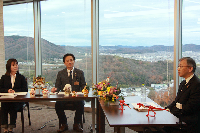 座談会に出席した（左から）高橋さん、大舌市長、平野学長