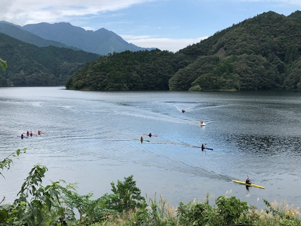 早明浦湖での嶺北高校カヌー部の様子