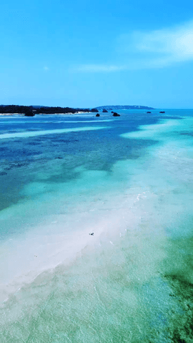 干潮時にだけ現れる「うむいの浜」（沖縄県名護市／提供：株式会社Okivis）
