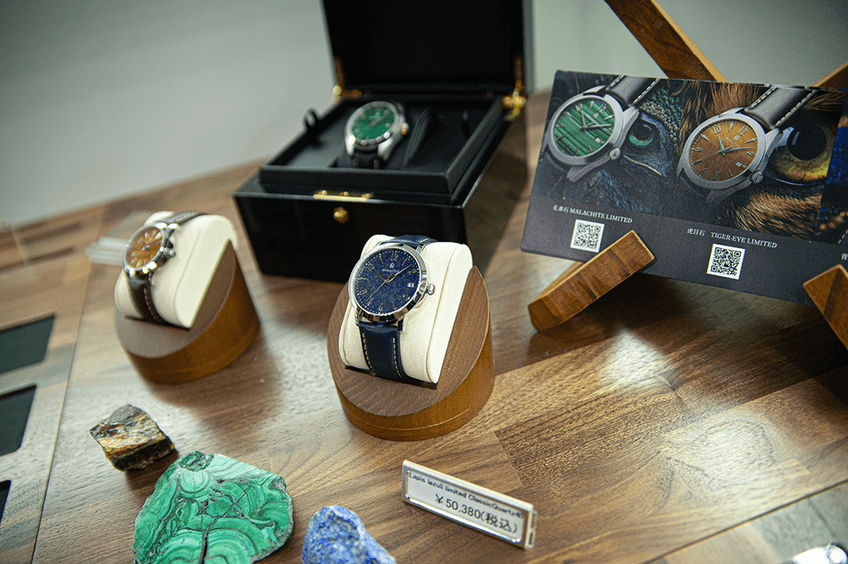 鉱石の文字盤で作られた腕時計