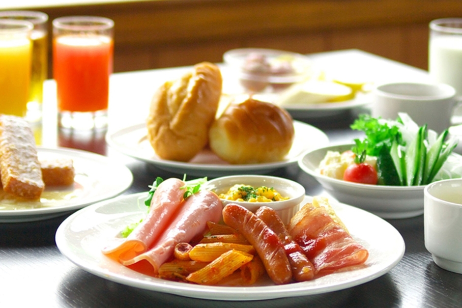 和洋豊富な朝食バイキング。焼きたてパンケーキも人気