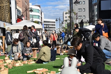 【名城大学】刈谷駅北口に賑わい創出―建築学科の佐藤研究室が共催し、カリマチストリートマルシェを開催―