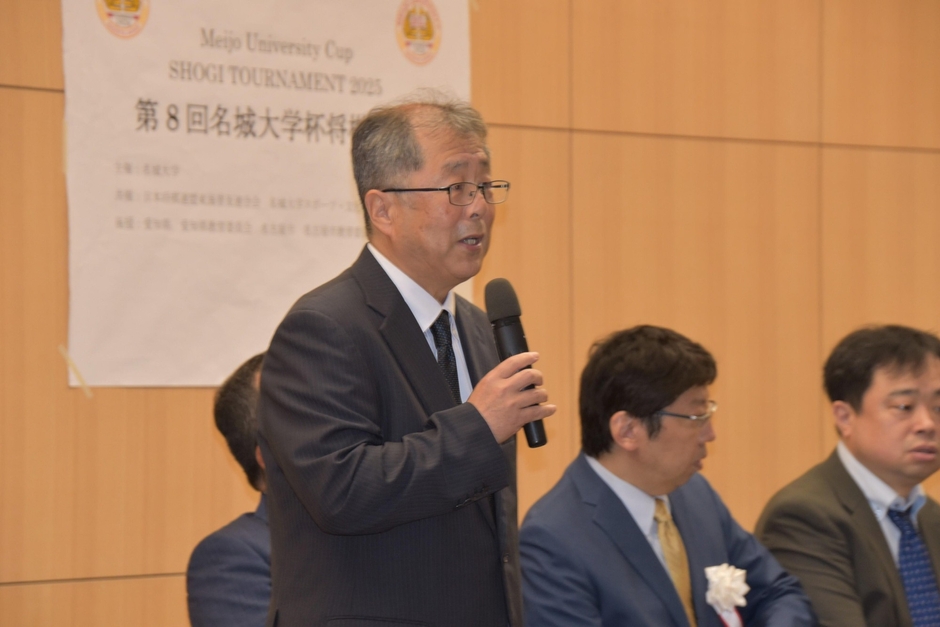 あいさつする大野副学長