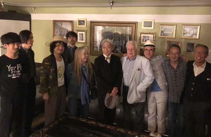 細野晴臣LA公演の楽屋(2019)~左から3人目が高田漣、6人目が細野晴臣、7人目がヴァン・ダイク・パークス