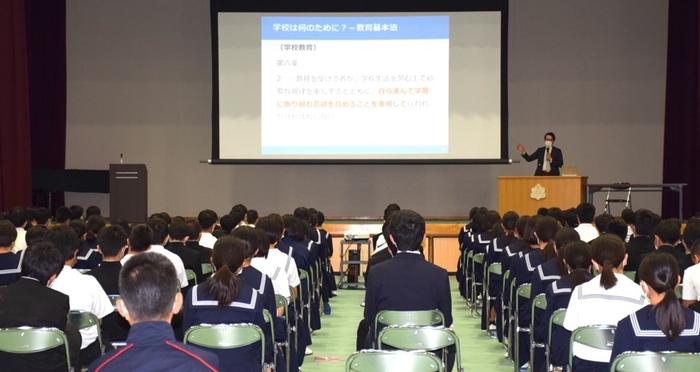 令和4年（2022年）10月に実施した中学生向け出張講義の様子