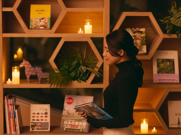 キャンドルライトの明かりに包まれる夜のライブラリー