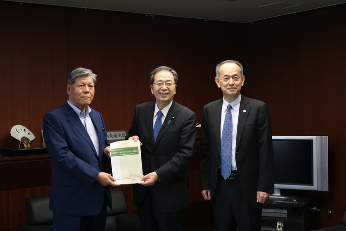 谷口会長から斉藤大臣へ提言書の手交を行いました。（左より谷口博昭第109代土木学会会長、斉藤鉄夫国土交通大臣、屋井鉄雄土木学会副会長）